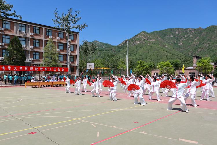 与妻子哈德